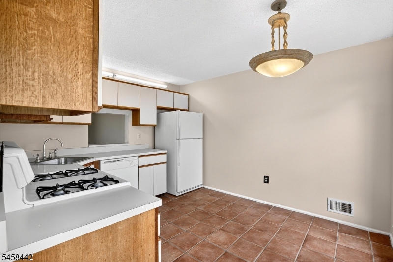 283 English Pl Property Photo 9