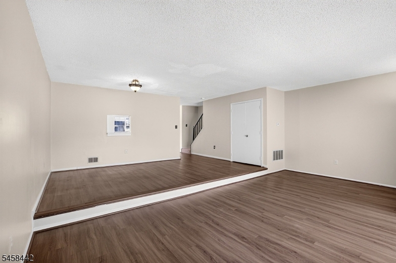 283 English Pl Property Photo 13