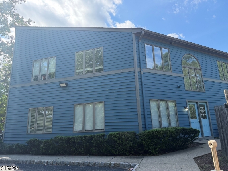 1425 Pompton Ave Property Photo 10