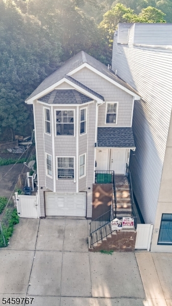 242 Graham Ave Property Photo 2