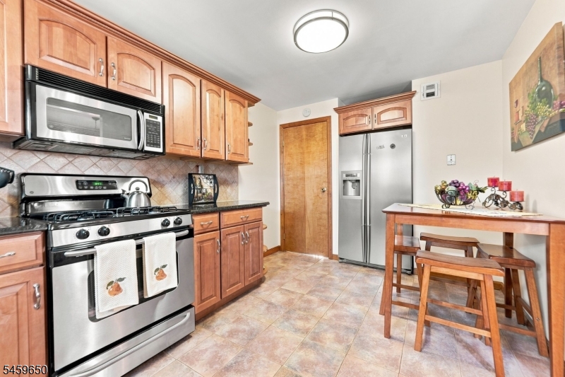 1022 Falls Ter Property Photo 8