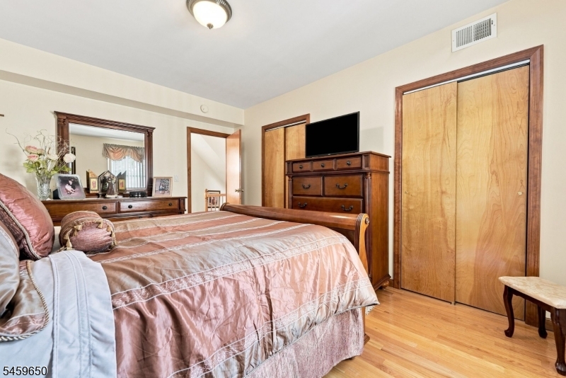 1022 Falls Ter Property Photo 17