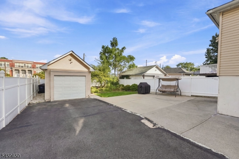 1022 Falls Ter Property Photo 27
