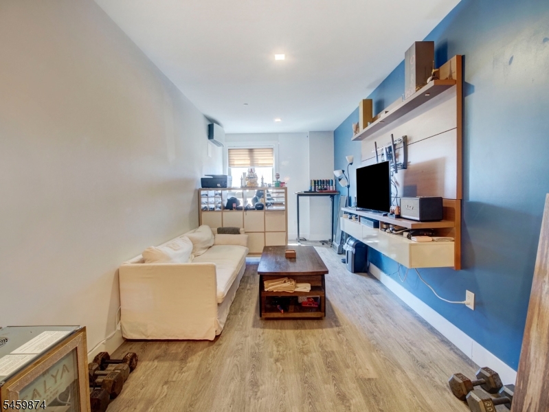 62 69th St 403 Property Photo 5