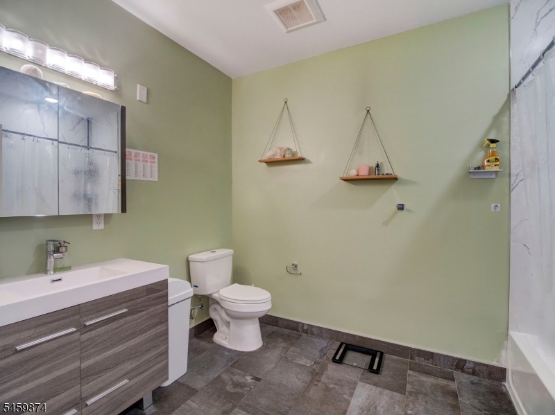 62 69th St 403 Property Photo 10