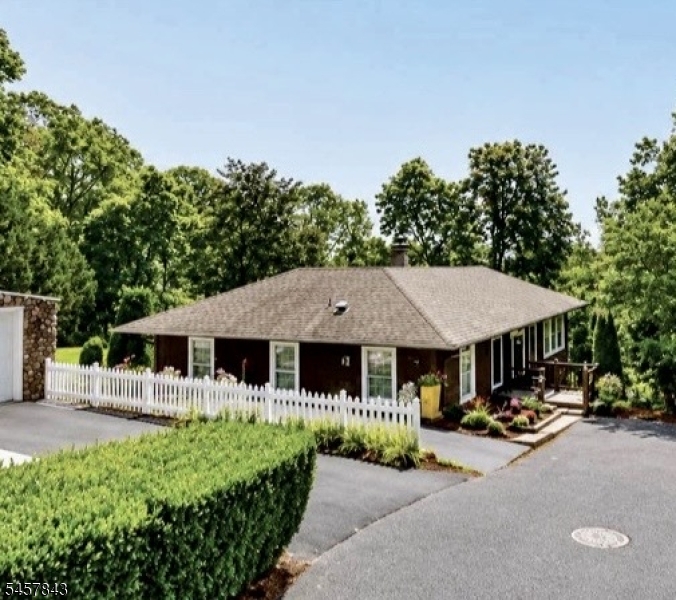 51 Tecumseh Path Property Photo 1