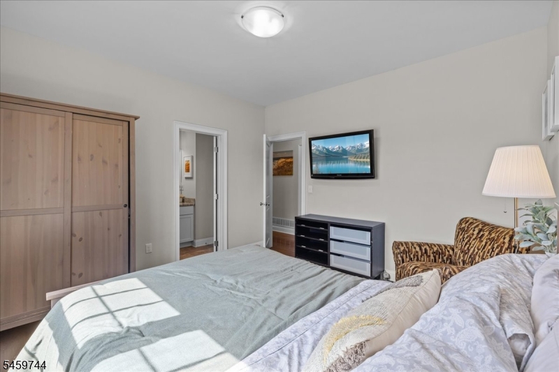 5 Thames Ln Property Photo 9