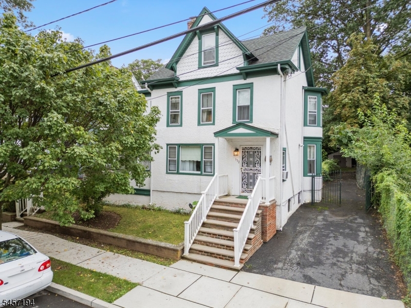 132 Elm St Property Photo 1