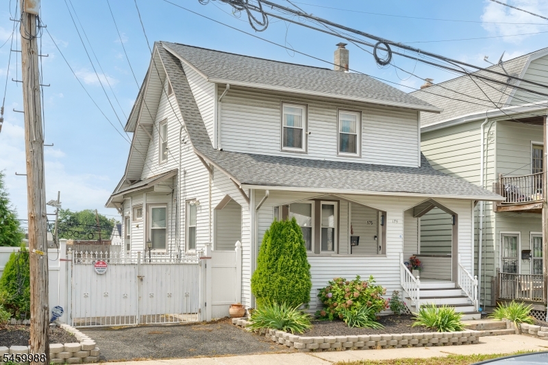 173 Lily St Property Photo 1