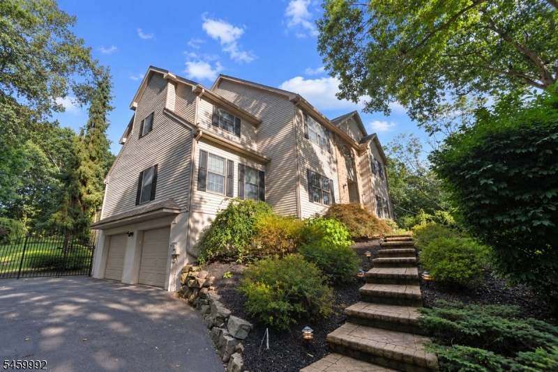8 Goldfinch Run Property Photo 2