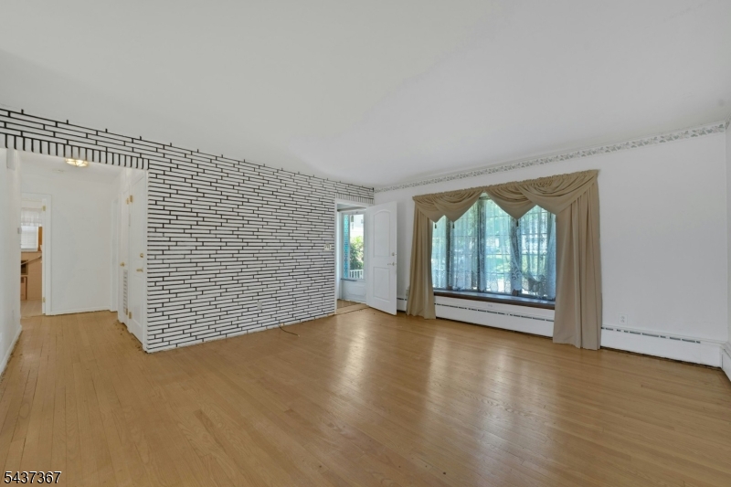 316 Sanford Ave Property Photo 3