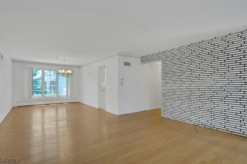 316 Sanford Ave Property Photo 4