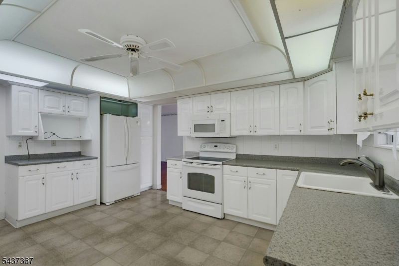 316 Sanford Ave Property Photo 8