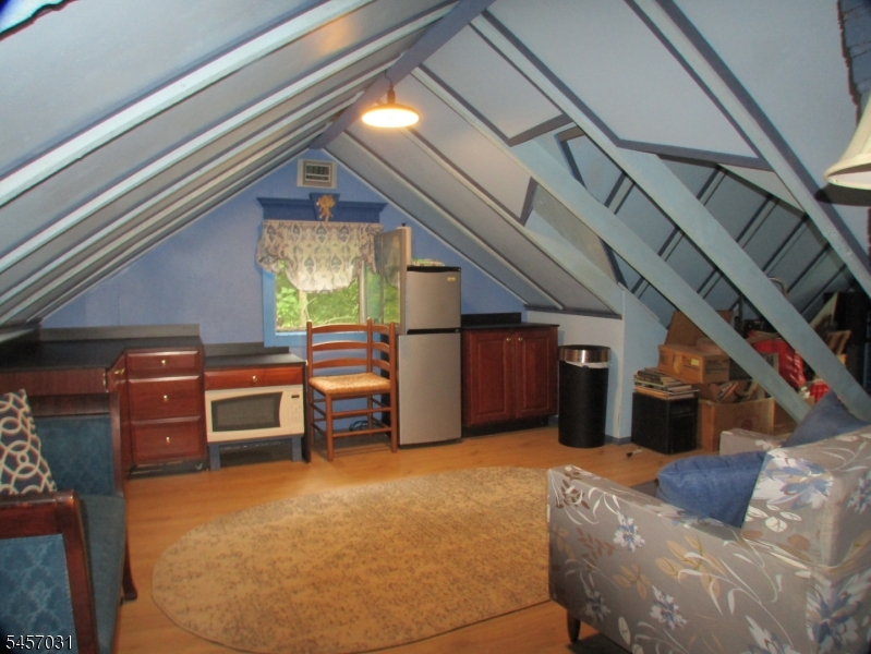 166 Fairview Ave Property Photo 9