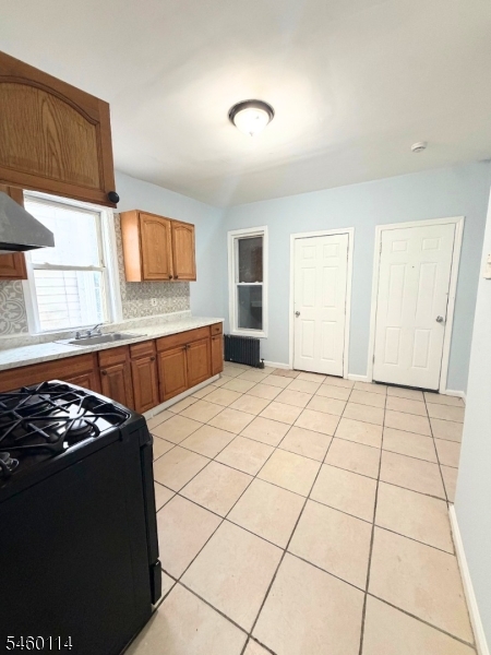 1060 Bond St 1 Property Photo 4