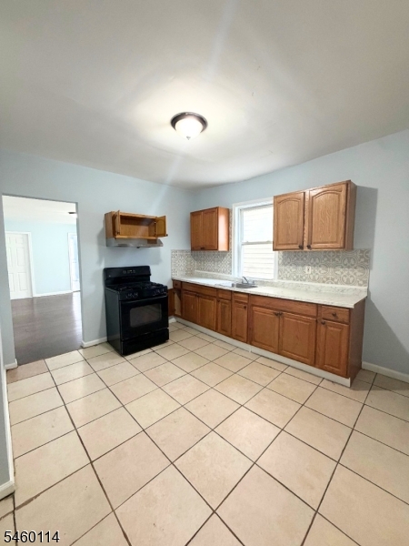 1060 Bond St 1 Property Photo 5