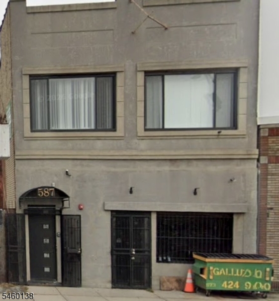 587 S Orange Ave Property Photo 1