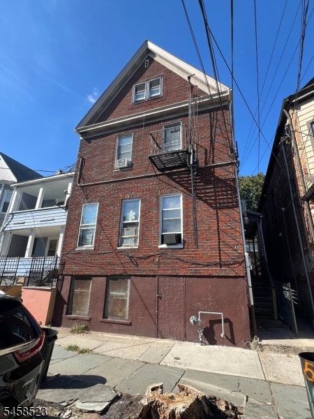 12 Quincy St Property Photo 1