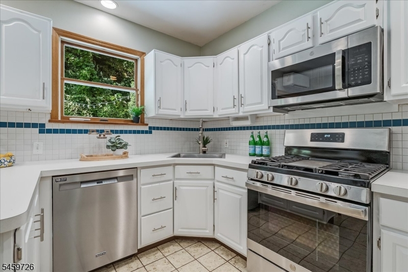 52 Warfield St Property Photo 14