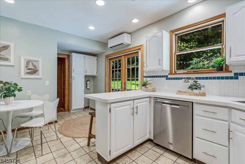 52 Warfield St Property Photo 16