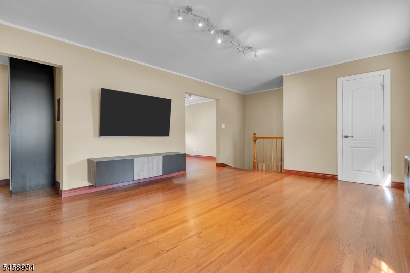 16 W Roselle Ave B Property Photo 6
