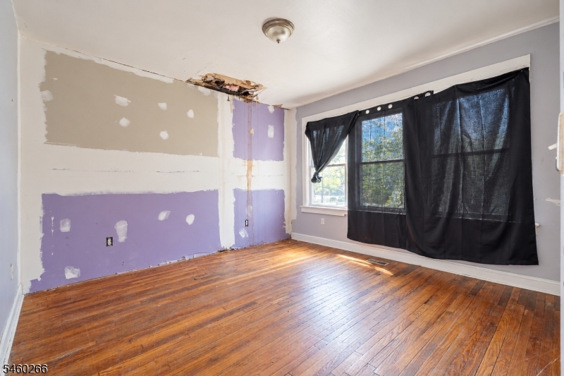 35 Irving Ave Property Photo 4