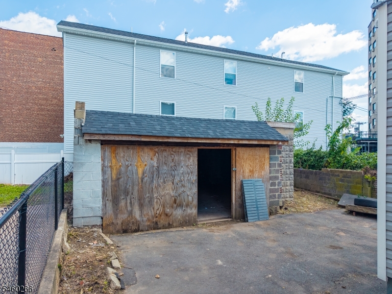 35 Irving Ave Property Photo 44
