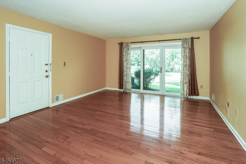 131 Irving Pl Property Photo 4