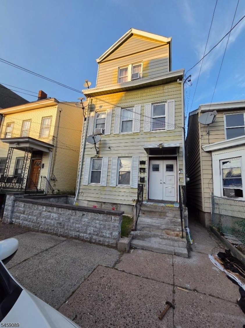 132 Paterson Ave Property Photo 1