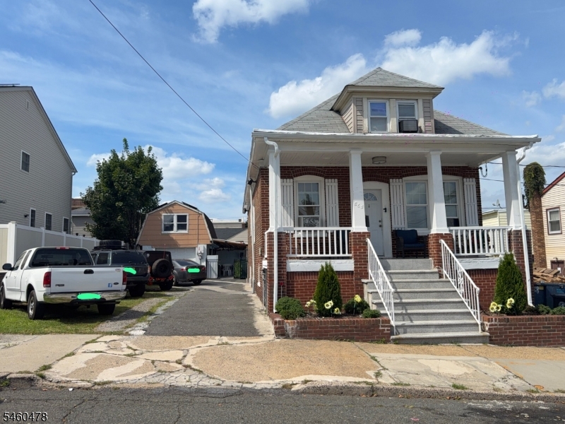 865 Birch St Property Photo 1