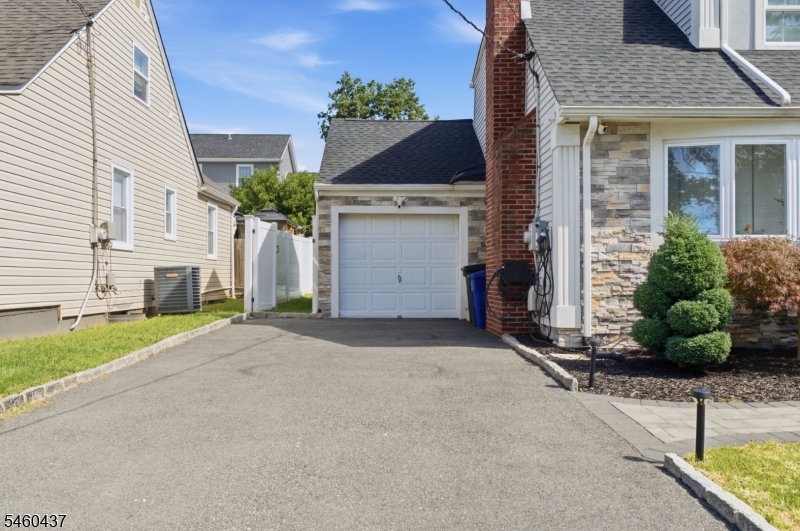 353 Whitewood Rd Property Photo 5
