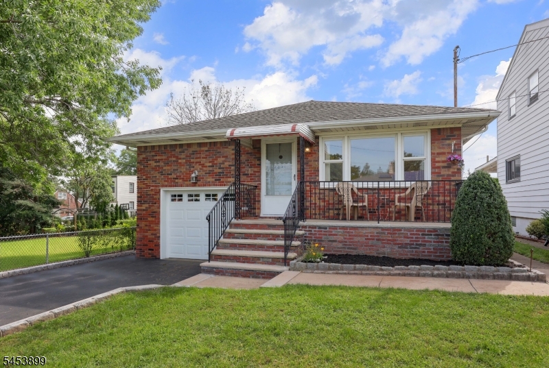 2831 Bradbury Ave Property Photo 2
