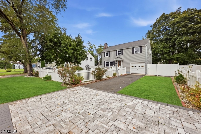 1079 Rose St Property Photo 3