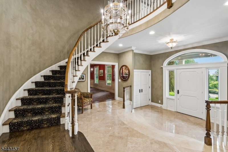 9 Canterbury Ln Property Photo 3