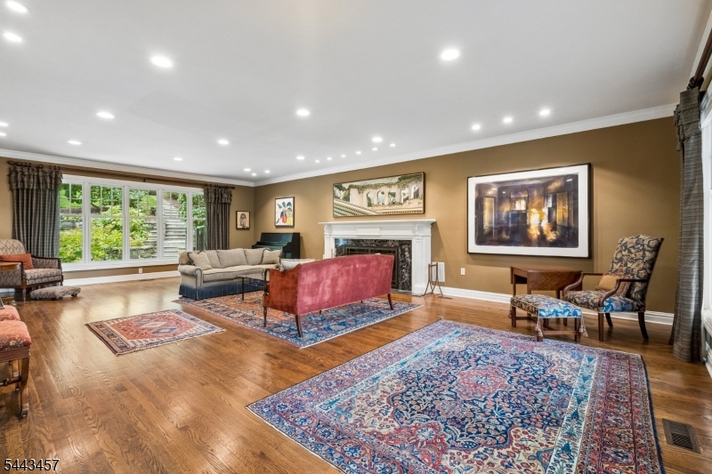 9 Canterbury Ln Property Photo 6