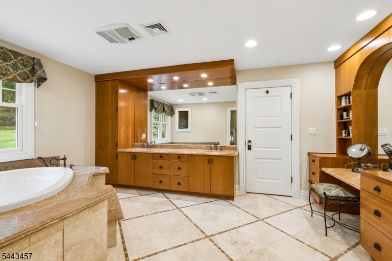 9 Canterbury Ln Property Photo 24