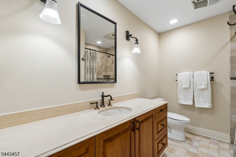 9 Canterbury Ln Property Photo 27