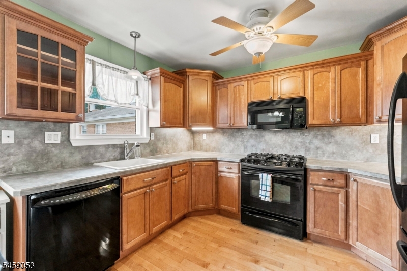 1135 Valley Rd Property Photo 4