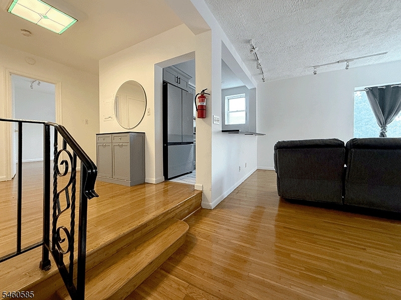 19 Lyons Ave 612 Property Photo 2