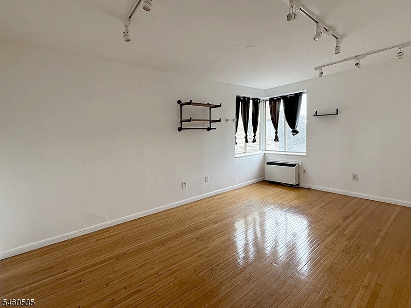 19 Lyons Ave 612 Property Photo 4