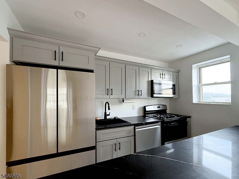 19 Lyons Ave 612 Property Photo 5