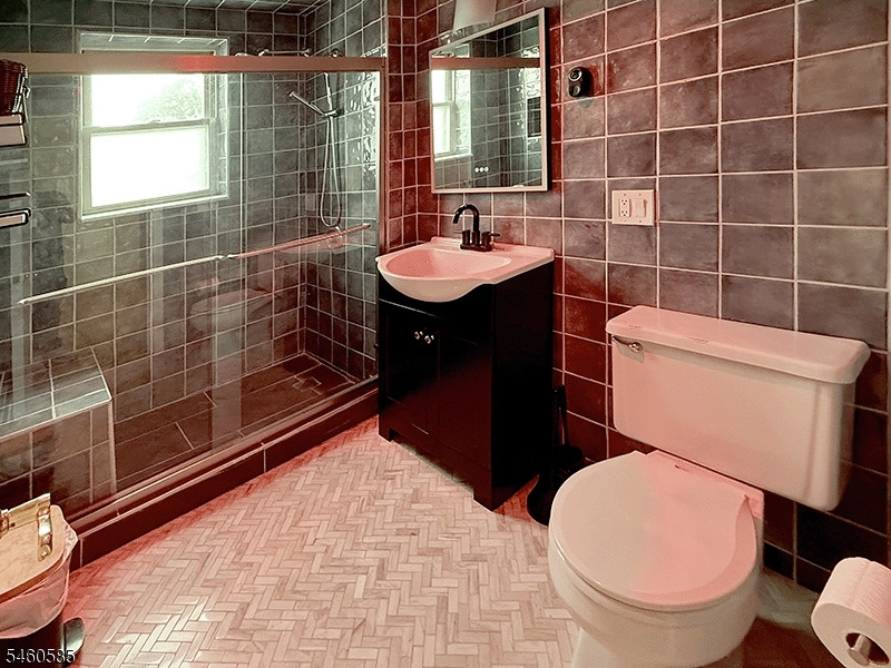 19 Lyons Ave 612 Property Photo 6