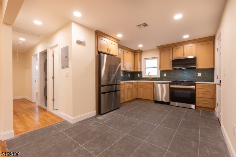 375 Broad St 2 Property Photo 10