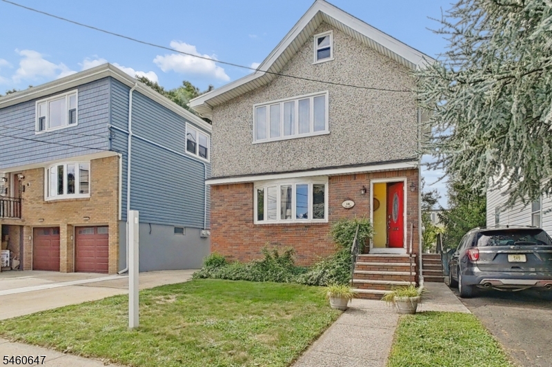 14 Pine St Property Photo 1