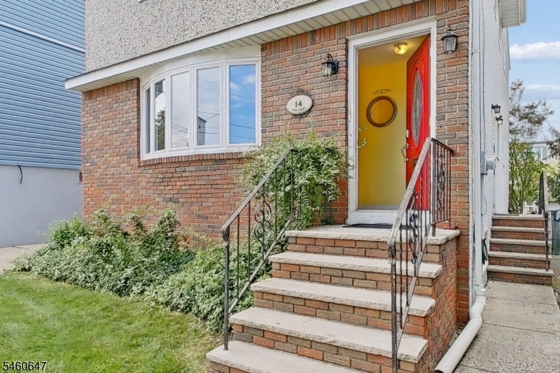 14 Pine St Property Photo 3