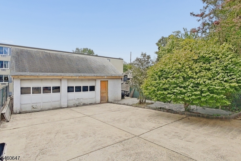 14 Pine St Property Photo 4