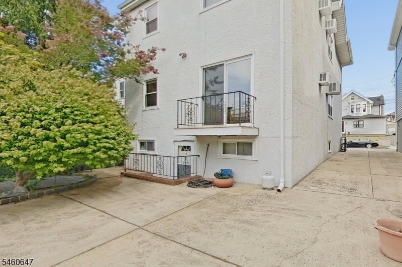 14 Pine St Property Photo 5