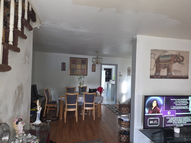 630 Valley St Property Photo 4