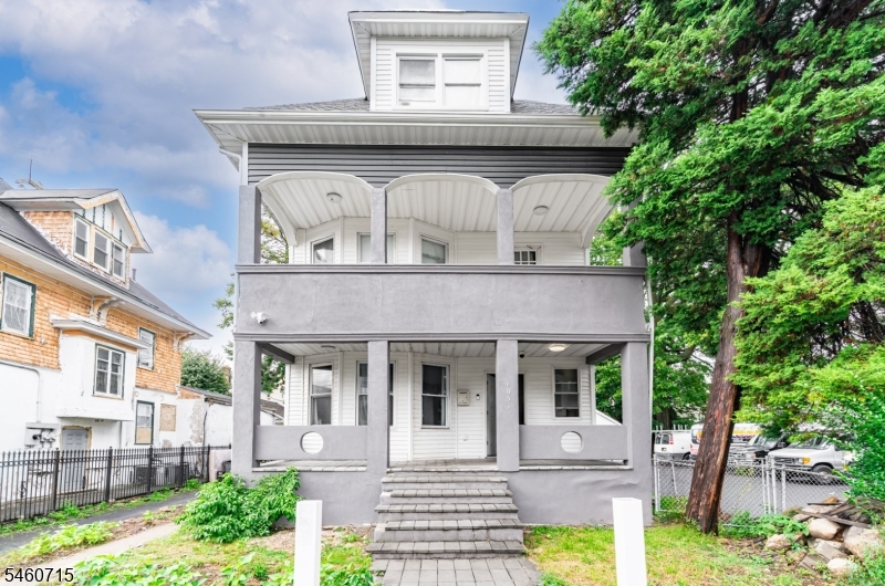 1053 Sanford Ave Property Photo 1