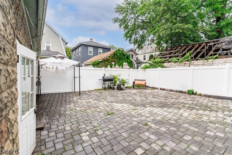 1053 Sanford Ave Property Photo 5